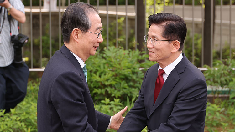 국민의힘 김문수 대선후보(오른쪽)와 무소속 한덕수 대선 예비후보가 8일 서울 국회 사랑재에 위치한 커피숍에서 만나 악수하고 있다. /연합뉴스