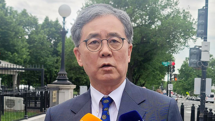 이재명 더불어민주당 대선 후보의 외교·안보·통상 분야 핵심 참모인 김현종 전 국가안보실 2차장이 8일(현지시간) 미국 워싱턴 DC 백악관에서 도널드 트럼프 행정부 당국자들과 회동한 뒤 기자들에게 결과를 설명하고 있다. /연합뉴스