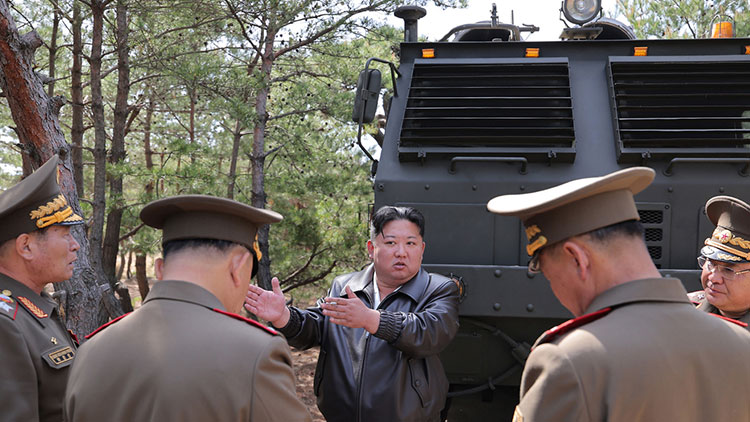 김정은 북한 국무위원장이 지난 8일 장거리포ㆍ미사일 체계 합동타격훈련을 지도했다고 조선중앙통신이 9일 보도했다. /조선중앙통신·연합뉴스