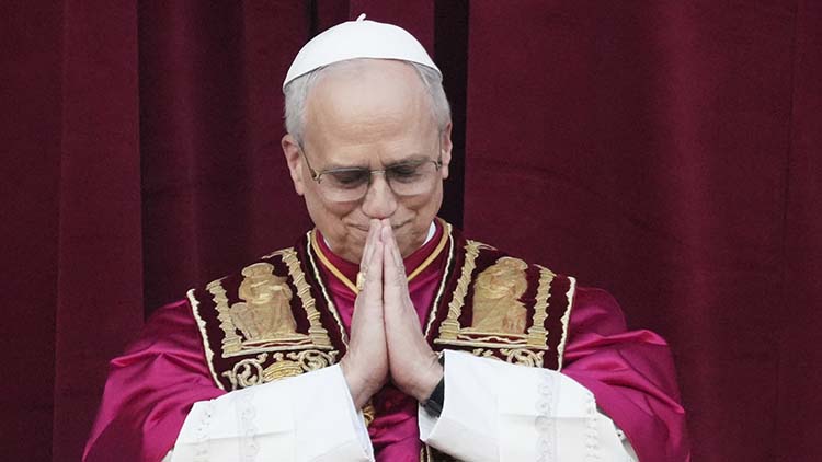 레오 14세가 8일 바티칸에서 로마 가톨릭 교회의 267대 교황으로 선출된 후 성 베드로 대성당 중앙 로지아에 모습을 드러내고 있다. /AP=연합뉴스