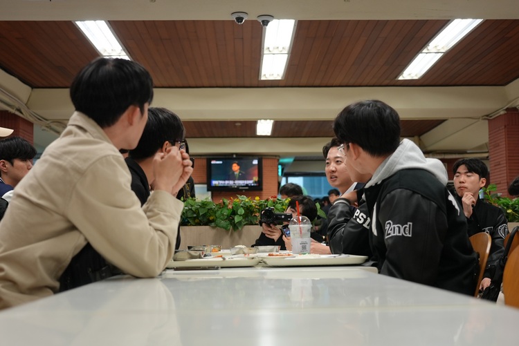 개혁신당 이준석 대선후보가 지난 1일 서울 동대문구에 위치한 한국외대를 찾아 학생들과 식사를 하며 이야기를 나누고 있다.