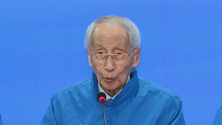 더불어민주당 윤여준 총괄선대위원장이 9일 서울 여의도 민주당 중앙당사에서 열린 중앙선거대책위원회의에서 발언하고 있다. /연합뉴스