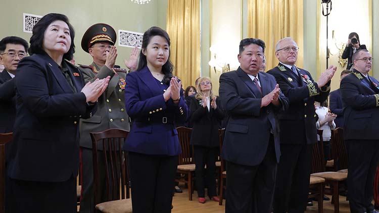 김정은 북한 국무위원장이 소련의 제2차 세계대전 승리(전승절) 80주년을 맞아 9일 오전 딸 주애와 함께 평양 주재 러시아 대사관을 방문했다고 조선중앙통신이 10일 보도했다. /연합뉴스