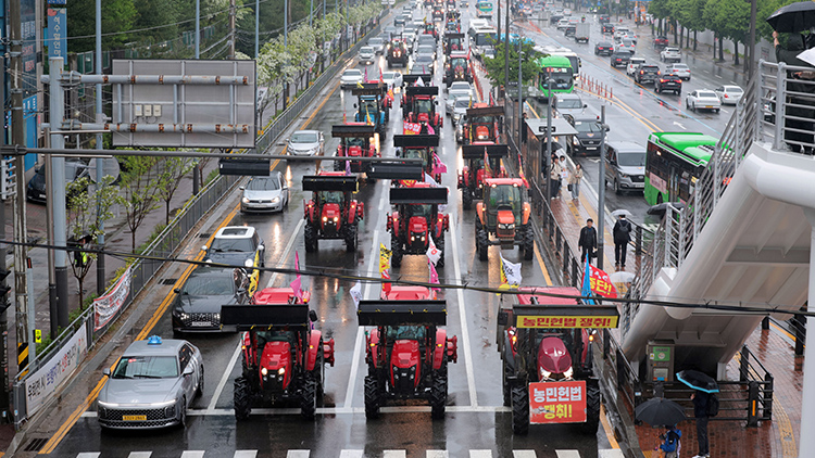 광화문 향하는 트랙터 상경 시위대/연합뉴스
