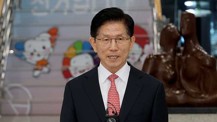 국민의힘 김문수 대선 후보가 11일 경기도 과천 중앙선거관리위원회에서 제21대 대통령선거 후보 등록 후 밖으로 나서고 있다. /연합뉴스 