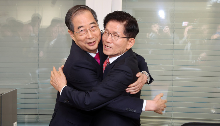 국민의힘 김문수 대선 후보와 한덕수 전 국무총리가 11일 서울 여의도 국민의힘 대선후보 사무실에서 회동에 앞서 포옹하고 있다. /공동취재