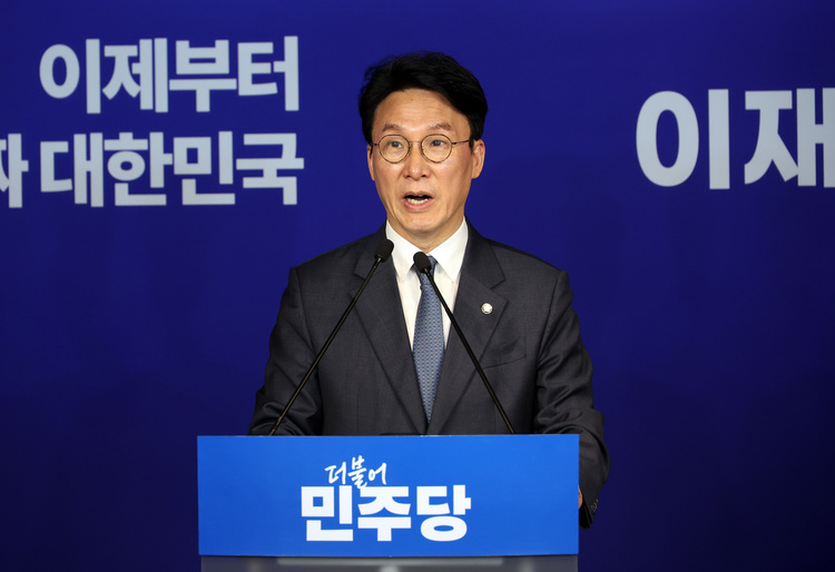 11일 서울 영등포구 더불어민주당사에서 김민석 상임 공동선대위원장이 국민의힘 김문수 대선 후보 확정 관련 입장 발표 기자회견을 하고 있다. /연합뉴스