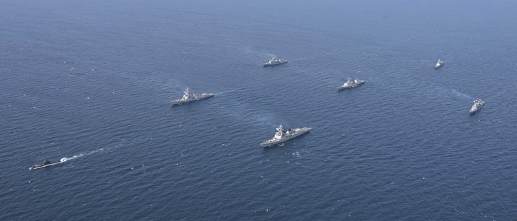 한미 해군은 5월 8일부터 11일까지 동해에서 한미 해군의 압도적인 전력으로 적의 해상도발에 대한 즉각적인 대응태세를 확립하고 연합작전 수행능력을 강화하기 위한 연합 해상훈련을 실시한 가운데 한미 연합 해군이 5월 8일 전술기동을 하고 있다.(함정 기동 방향 기준 앞쪽 좌측부터 잠수함(SS-II), 미 해군 윌리엄로렌스함(DDG), 율곡이이함(DDG), 양만춘함(DDH-Ⅰ), 대조영함(DDH-II), 광개토대왕함(DDH-Ⅰ), 대구함(FFG-II)) / 해 군 제공