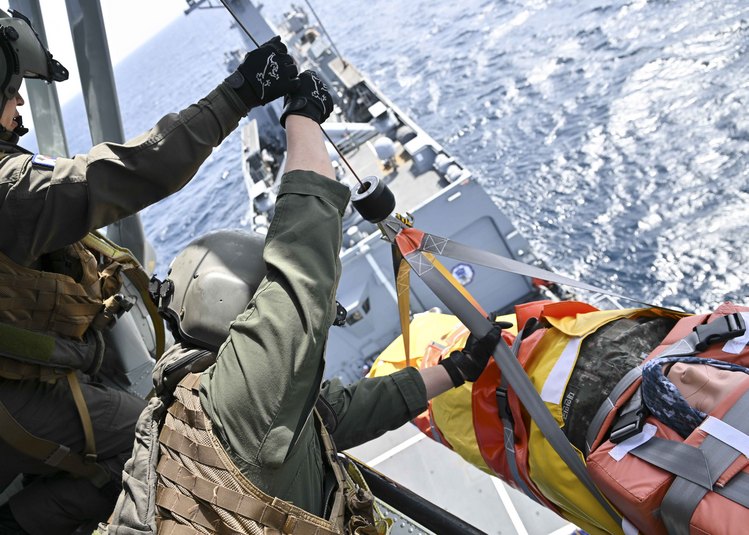 대구함(FFG-II)과 UH-60 해상기동헬기가 5월 9일 항공의무후송훈련을 하고 있다.