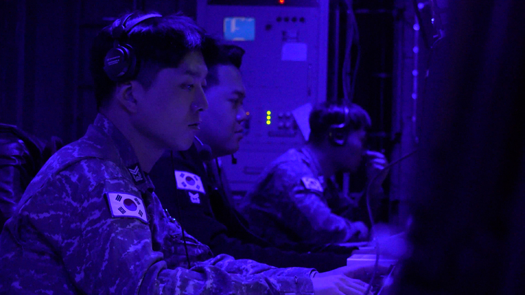 율곡이이함(DDG) 장병들이 5월 9일 전투지휘실에서 한미 연합 해상대특수전부대작전(MCSOF) 훈련을 하고 있다.