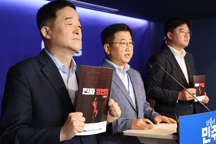 더불어민주당 선대위 신속대응단장 강득구 의원 등이 11일 서울 여의도 당사에서 국민의힘 김문수 대선 후보 망언집 공개 관련 브리핑을 하고 있다. /연합뉴스