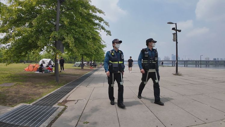 경찰이 웨어러블 로봇을 입고 순찰에 나선 모습