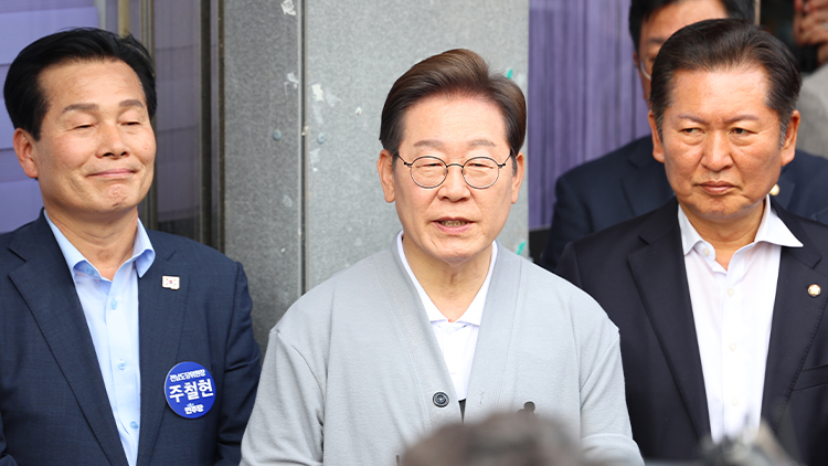 남도문화벨트 골목골목 경청투어에 나선 더불어민주당 이재명 대선 후보가 11일 전남 영암군 학산면 독천낙지거리에서 일정을 마친 뒤 취재진을 상대로 백브리핑을 하고 있다. /연합뉴스