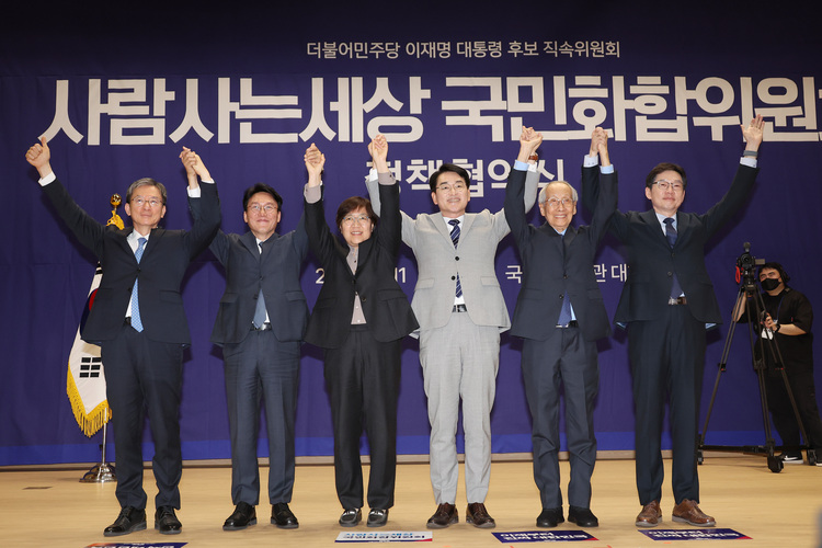 11일 서울 여의도 국회 의원회관에서 더불어민주당 윤여준 상임총괄선대위원장, 박용진 전 의원 등이 참석한 가운데 사람사는세상 국민화합위원회 정책협약식이 열리고 있다.  /연합뉴스