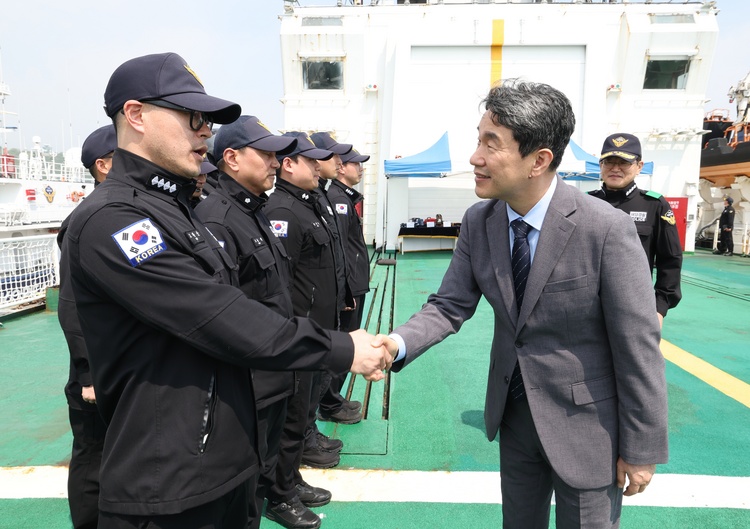이주호 대통령 권한대행 부총리 겸 교육부 장관이 11일 불법조업 단속 현장 점검을 위해 방문한 인천 서해5도 특별경비단 3005함에서 승조원을 격려하고 있다.  /교육부 제공