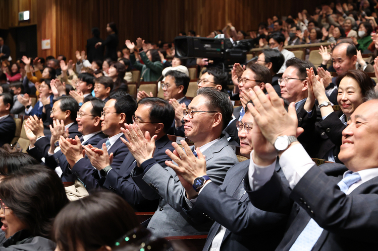 모범납세자와 열린음악회 방청하는 강민수 국세청장 / 국세청 제공