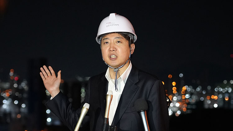 제21대 대통령 선거 공식 선거운동 첫날인 12일 새벽 개혁신당 이준석 대선 후보가 전남 여수시 금호피앤비화학 여수2공장을 방문해 발언하고 있다. /개혁신당 제공