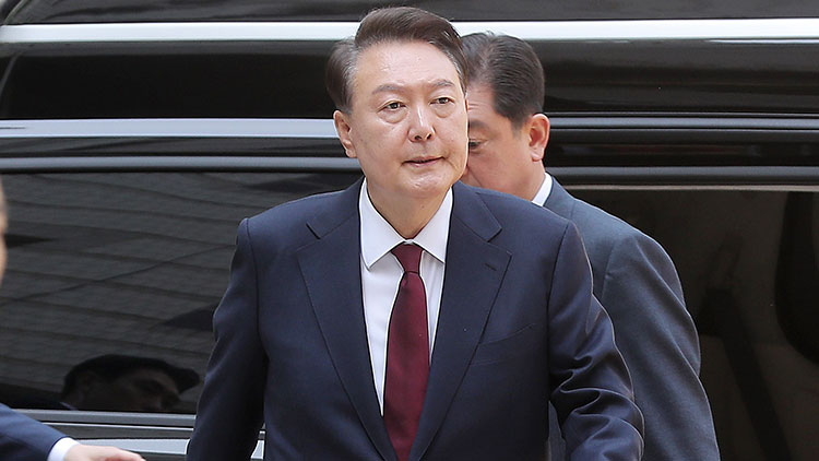 윤석열 전 대통령이 12일 서울 서초구 중앙지방법원에서 열린 내란 우두머리 혐의, 직권남용 권리행사방해 혐의 사건 3차 공판에 출석하고 있다. /연합뉴스