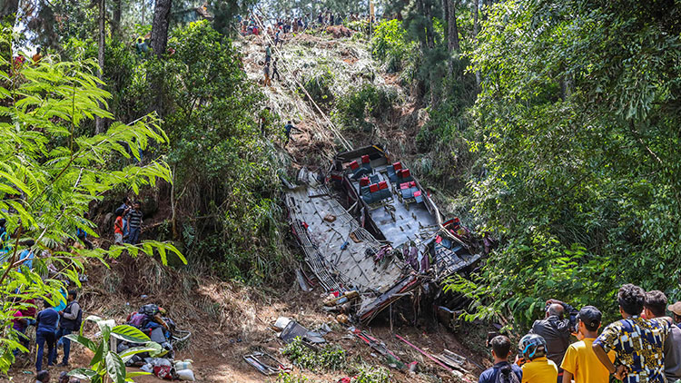 현지시간 11일, 스리랑카 코트말레 지역의 버스 사고 현장에 사람들이 모여 있다. /AFP=연합뉴스