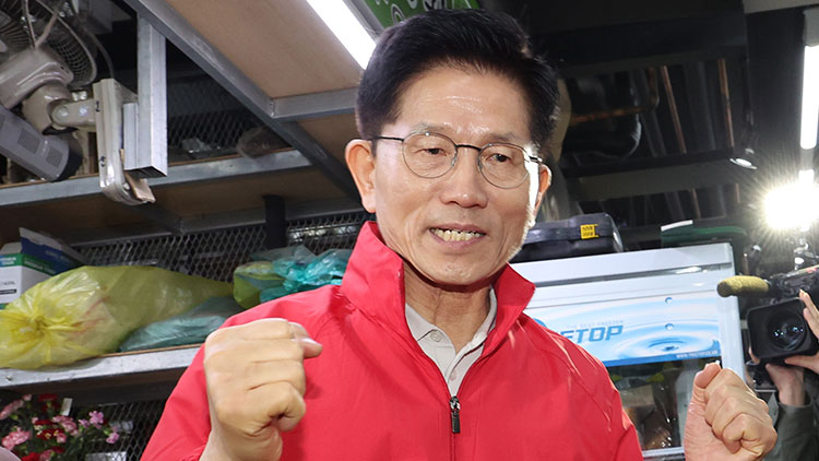 제21대 대통령 선거 공식 선거운동 첫날인 12일 국민의힘 김문수 대선 후보가 서울 송파구 가락시장을 찾아 상인과 대화하고 있다.   /연합뉴스