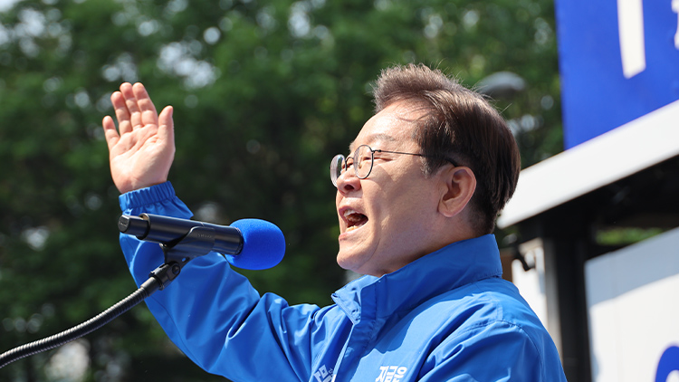 더불어민주당 이재명 대선 후보가 6·3 대통령선거 공식 선거운동 첫날인 12일 서울 광화문 청계광장에서 열린 출정식 및 첫 유세에서 후보 연설을 하고 있다. /연합뉴스