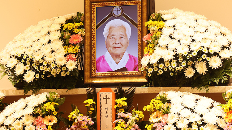 건강 악화로 별세한 일본군 위안부 피해자 이옥선 할머니 빈소가 12일 경기도 용인시 수지구 쉴낙원 경기장례식장에 마련돼 있다. /연합뉴스