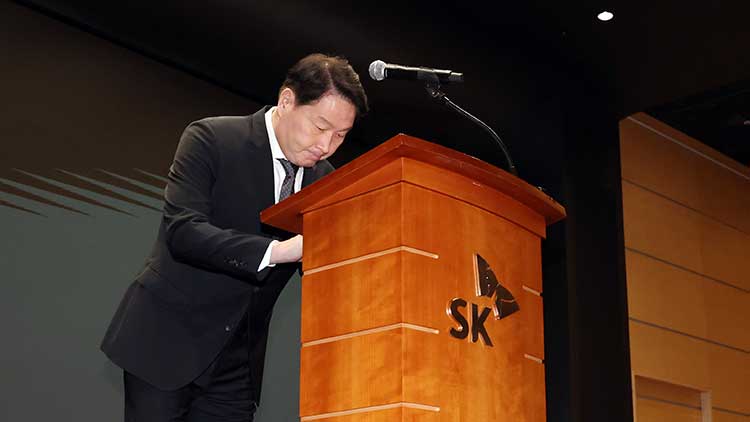 최태원 SK그룹 회장이 지난 7일 서울 중구 SK텔레콤 T타워에서 열린 유심 정보 유출 관련 일일 브리핑에 참석, 정보 유출과 관련해 대국민 사과를 하고 있다. /연합뉴스 