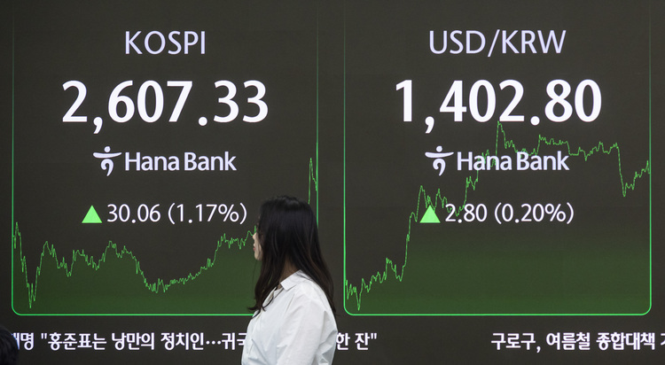 12일 서울 중구 하나은행 본점 딜링룸의 전광판에 이날 거래를 마감한 코스피와 원/달러 환율이 표시돼 있다. /연합뉴스