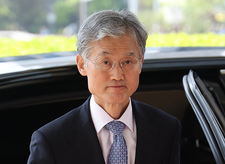 조희대 대법원장이 12일 서울 서초구 대법원으로 출근하고 있다. /연합뉴스