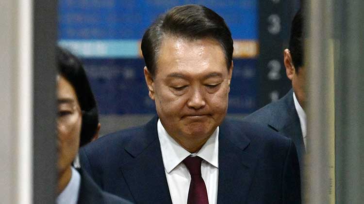 윤석열 전 대통령이 12일 서울 서초구 중앙지방법원에서 열린 내란 우두머리 혐의, 직권남용 권리행사방해 혐의 사건 3차 공판을 마친 뒤 법정을 나서고 있다. /연합뉴스