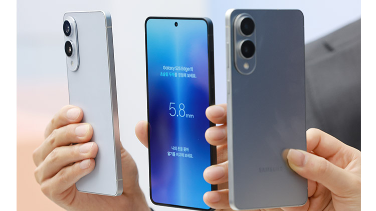 13일 서울 삼성 강남에서 초슬림형 스마트폰인 삼성전자 갤럭시 S25 엣지가 공개되고 있다. /연합뉴스