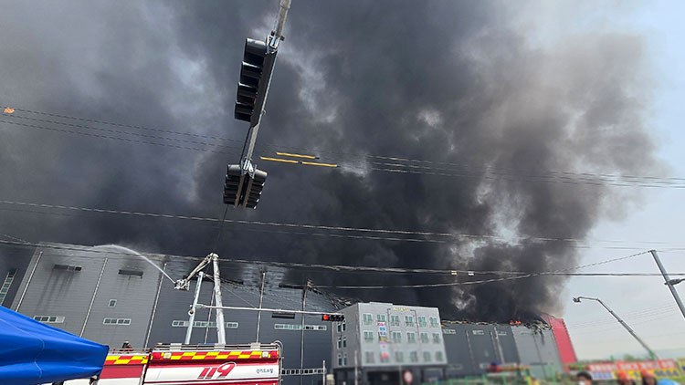 13일 오전 10시 29분 경기도 이천시 부발읍에 있는 대형 물류센터에서 불이 나 소방당국이 대응 2단계를 발령해 진화 중이다. /이천시 제공
