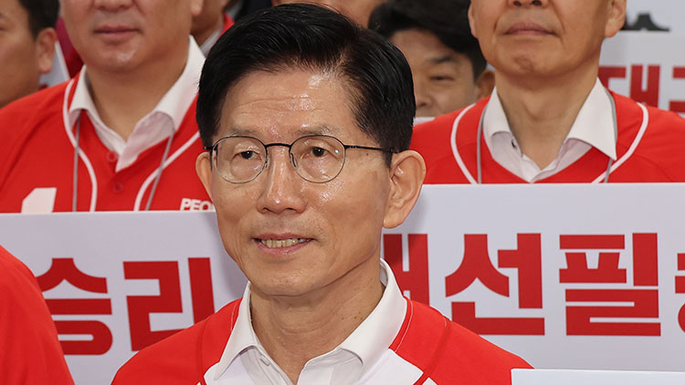 국민의힘 김문수 대선 후보가 13일 국민의힘 대구시당에서 열린 대구경북 선대위 출정식 및 임명장 수여식에서 피켓팅을 하고 있다. /연합뉴스