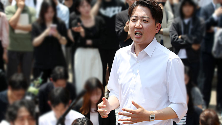 개혁신당 이준석 대선 후보가 13일 '학식먹자 이준석' 행사가 열린 대구 경북대학교에서 발언하고 있다. /연합뉴스