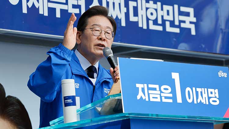 더불어민주당 이재명 대선 후보가 '보수의 텃밭'으로 불리는 대구·경북(TK) 지역 유세에 나선 13일 경북 구미시 구미역광장에서 시민들에게 지지를 호소하고 있다. /연합뉴스 