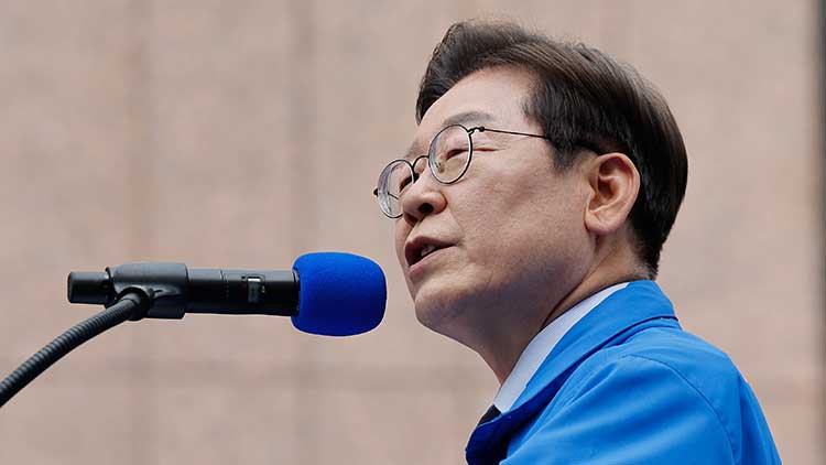 더불어민주당 이재명 대선 후보가 13일 '보수의 심장'이라고 불리는 대구광역시의 동성로 거리에서 집중 유세를 하고 있다. /연합뉴스 