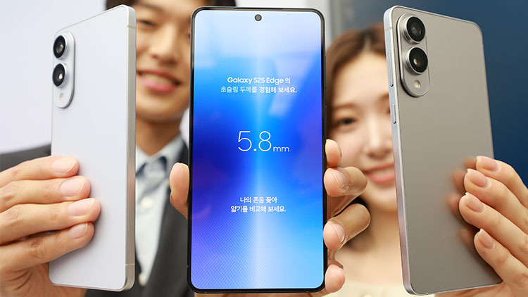 지난 13일 서울 삼성 강남에서 초슬림형 스마트폰인 삼성전자 갤럭시 S25 엣지가 공개되고 있다. /연합뉴스