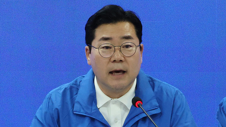 더불어민주당 상임총괄선대위원장인 박찬대 원내대표가 14일 서울 여의도 민주당 중앙당사에서 열린 중앙선거대책위원회의에서 발언하고 있다. /연합뉴스