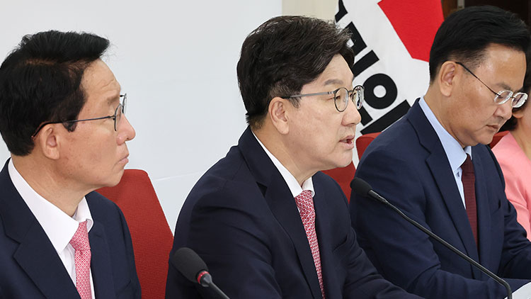 국민의힘 권성동 원내대표(왼쪽 두번째)가 14일 국회에서 법제사법위원회 관련 긴급회의를 열고 발언하고 있다. /연합뉴스