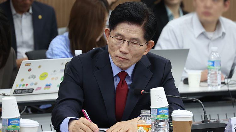 국민의힘 김문수 대선 후보가 14일 경남 사천시 우주항공청을 방문, 브리핑을 듣고 있다. /공동취재