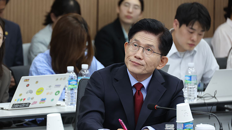 국민의힘 김문수 대선 후보가 14일 경남 사천시 우주항공청을 방문, 브리핑을 듣고 있다. /연합뉴스