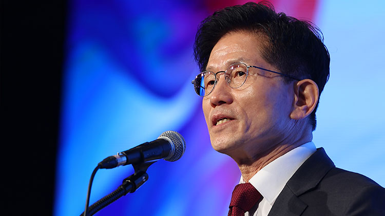 국민의힘 김문수 대선 후보가 15일 서울 영등포구 중소기업중앙회에서 열린 '자랑스러운 중소기업인협의회 조찬 강연'에 참석해 축사를 하고 있다. /연합뉴스