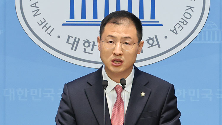 국민의힘을 탈당한 무소속 김상욱 의원이 15일 서울 여의도 국회 소통관에서 더불어민주당 이재명 대선 후보에 대한 지지를 선언하는 기자회견을 하고 있다.  /연합뉴스