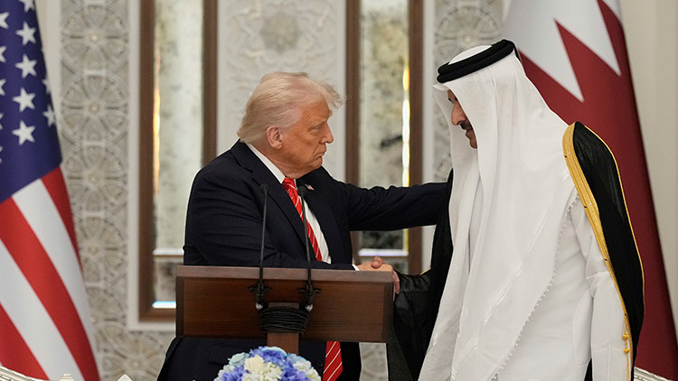 현지시간 14일, 도널드 트럼프 미국 대통령이 카타르 도하 루사일궁에서 열린 국빈만찬에서 셰이크 타밈 빈 하마드 알타니 카타르 국왕과 악수하고 있다. /AP=연합뉴스