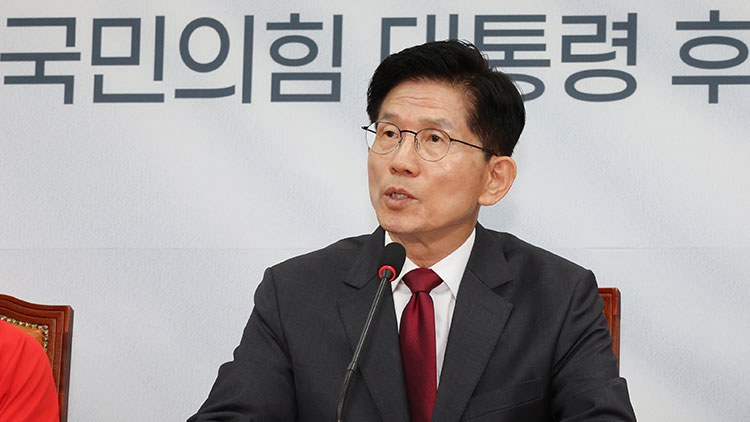 국민의힘 김문수 대선 후보가 15일 서울 여의도 국회에서 열린 중앙선거대책위원회 회의를 마친 후 긴급 기자회견을 하고 있다. /연합뉴스