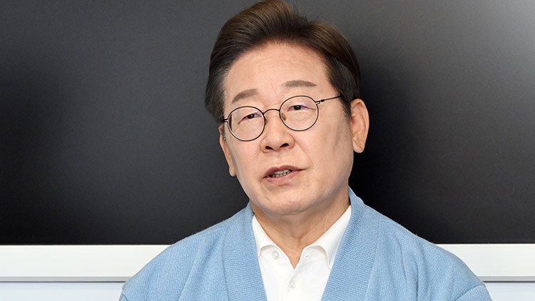 더불어민주당 이재명 대선 후보가 15일 경남 하동군 화개장터를 방문, 대형버스 안에 마련된 방송스튜디오에서 유튜브 라이브 방송을 마친 후 취재진과 인터뷰하고 있다. /연합뉴스