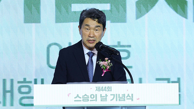 이주호 대통령 권한대행 부총리 겸 교육부 장관이 15일 서울 여의도 FKI 타워에서 열린 제44회 스승의 날 기념식에 기념사를 하고 있다. /대통령실통신사진기자단