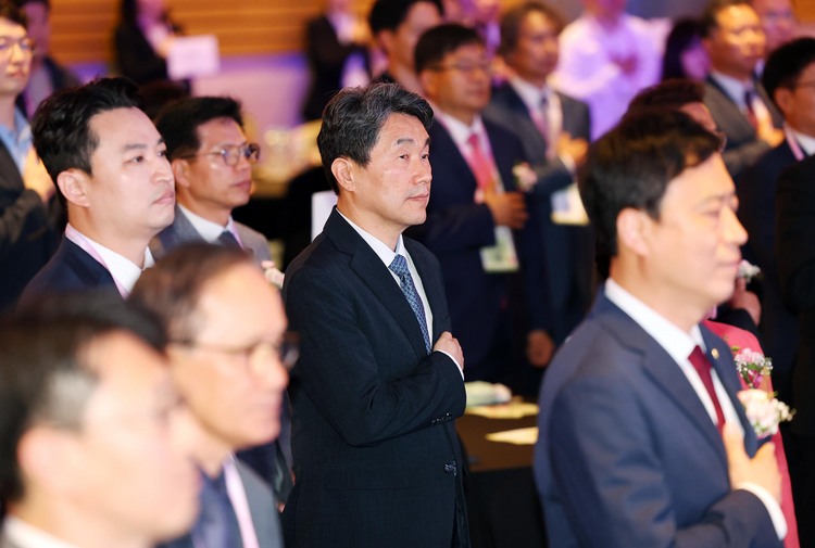 이주호 대통령 권한대행 부총리 겸 교육부 장관이 15일 서울 여의도 FKI 타워에서 열린 제44회 스승의 날 기념식에서 국기에 경례하고 있다.  /대통령실통신사진기자단