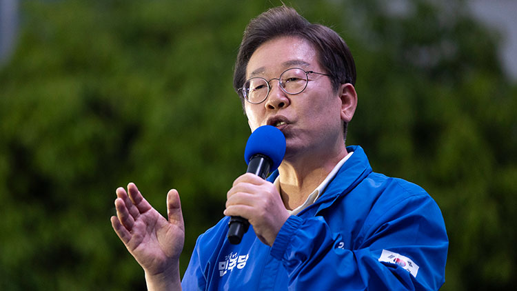 더불어민주당 이재명 대선후보가 지난 15일 전남 목포시 평화광장 원형상가 앞에서 열린 유세에서 지지를 호소하는 연설을 하고 있다. /연합뉴스