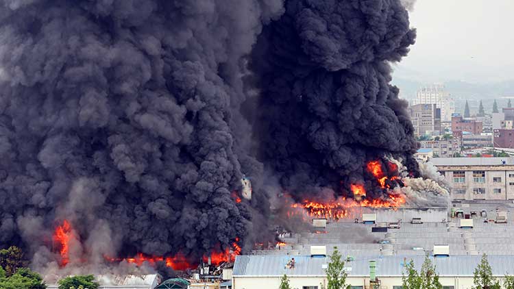 17일 오전 광주 광산구 송정동 금호타이어 광주공장에서 불이 나 검은 연기가 치솟고 있다. 소방 당국은 광주 전체 소방서 인력을 동원하는 대응 2단계를 발령해 진화 중이다. /연합뉴스 